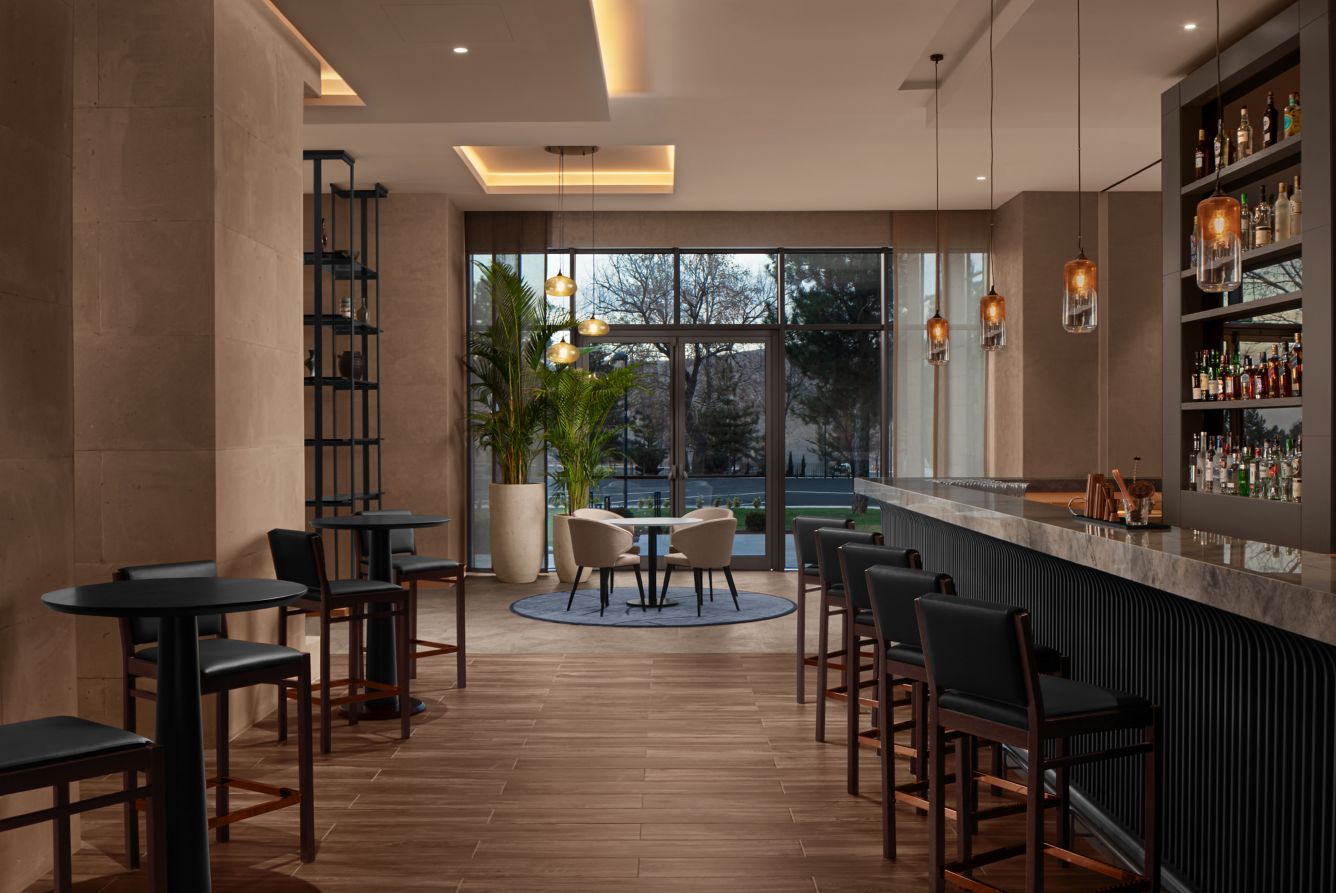 mc-navmc-lobby-bar-2-12875_Classic-Hor